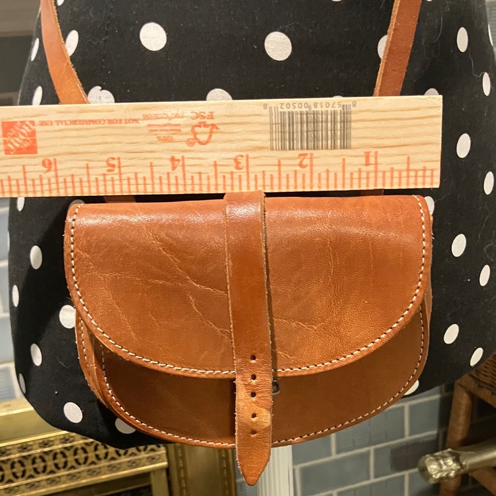 Elegant Tan Leather Crossbody Bag - Picture 4 of 6